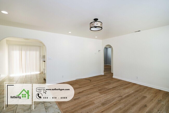 Building Photo - 2061 Jewell Ln