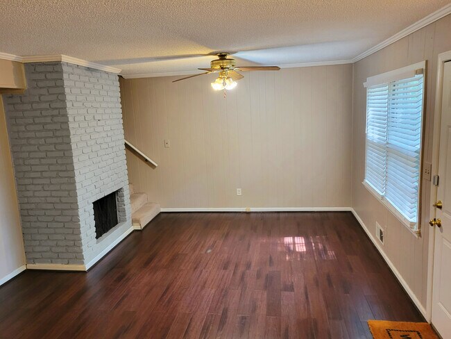 Foto del edificio - 804 Linbard Ln