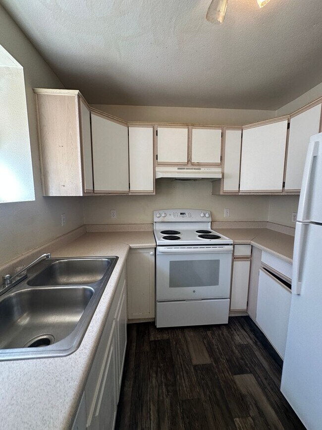 Foto del edificio - 4-bedroom, 2-bath apartment in Cedar City fourplex