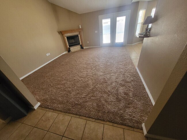 Foto del edificio - LARGE 4 BEDROOM HOME IN NORTHEAST CLOVIS