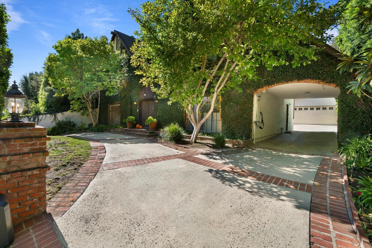 Primary Photo - 2411 Benedict Canyon Drive