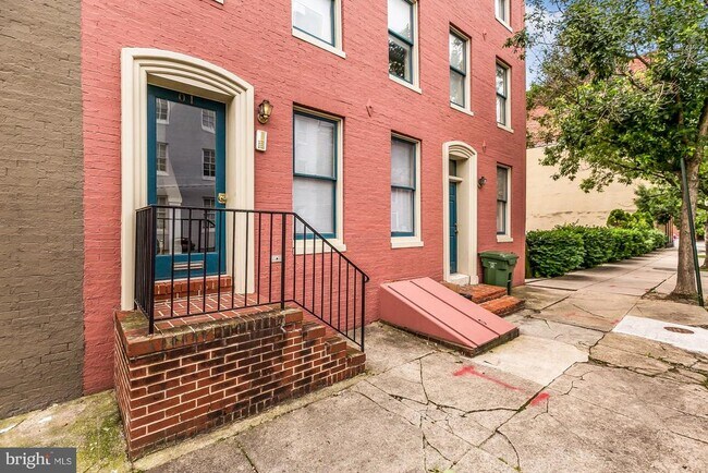 Building Photo - 1 W HENRIETTA St
