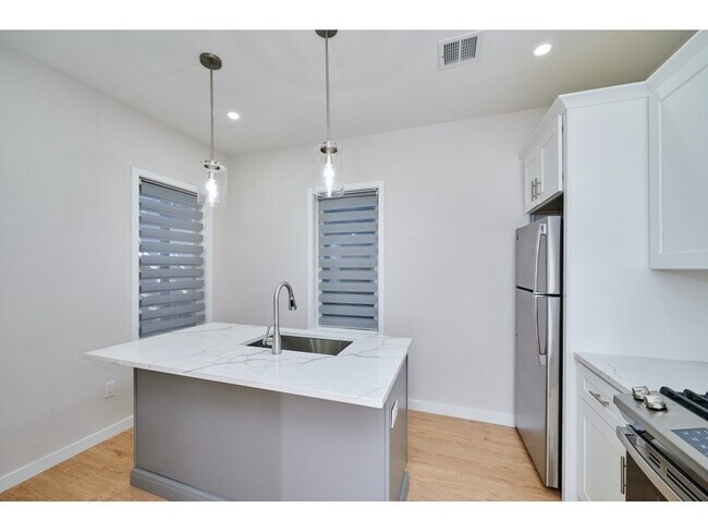 Building Photo - 7 Transit St