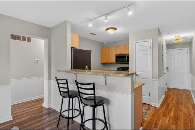 Building Photo - 2262 Folly Rd
