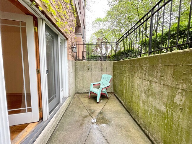 Building Photo - 4233 N Kenmore Ave