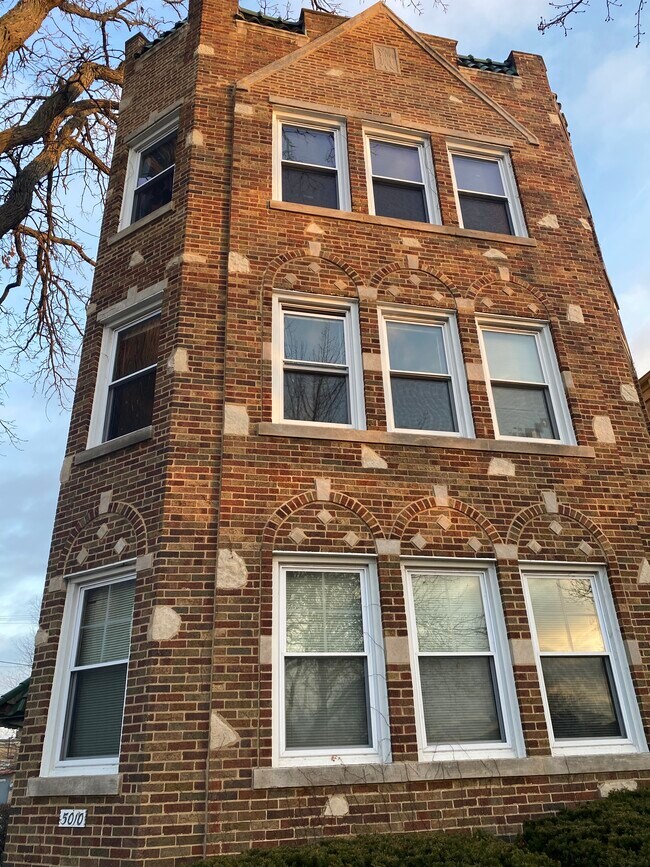 Foto del edificio - 5010 Louise St