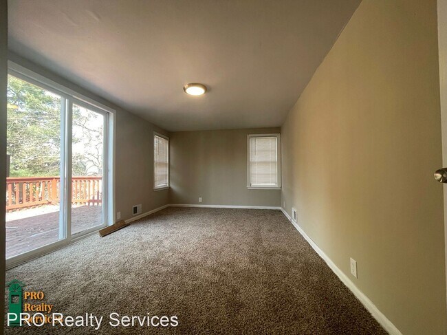 Building Photo - 3 br, 1 bath House - 2401 14th Ave E