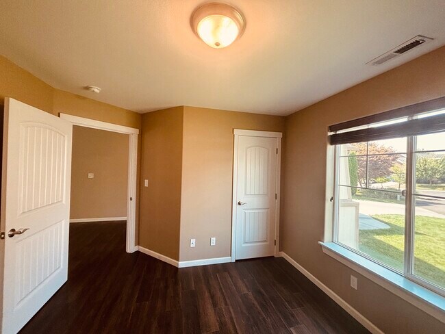 Building Photo - 935 Bosley Dr