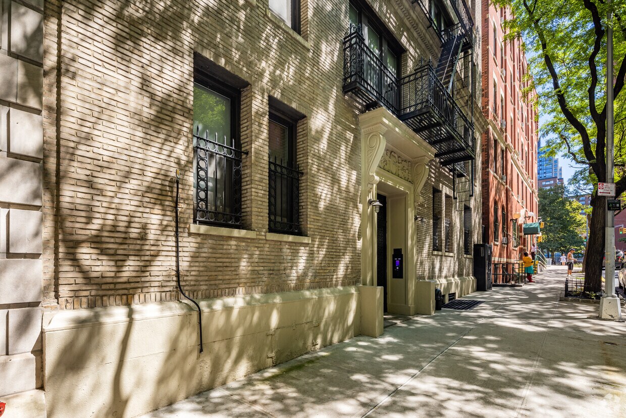 Building Photo - 203 W 98th St