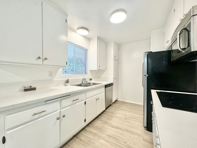 Building Photo - 834 2nd St