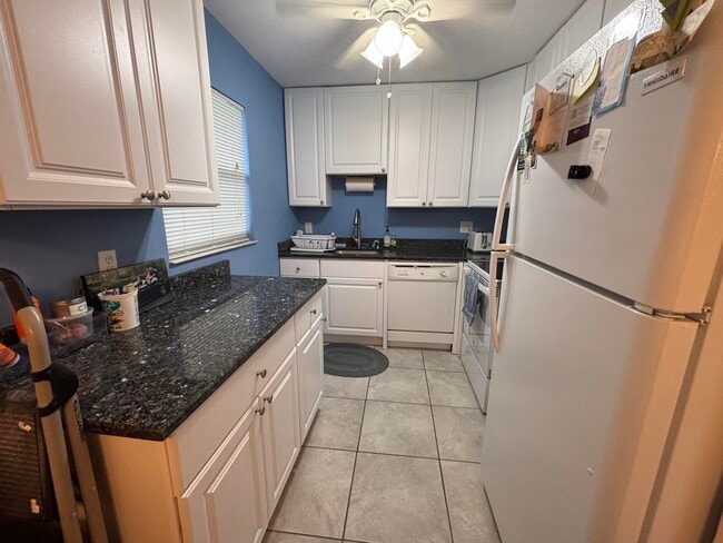 Building Photo - 596 Saxony M