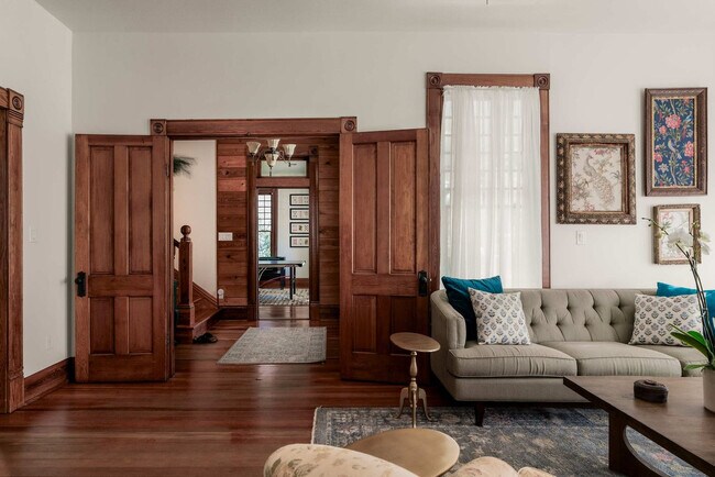 Foto del edificio - 1116 W 10th St