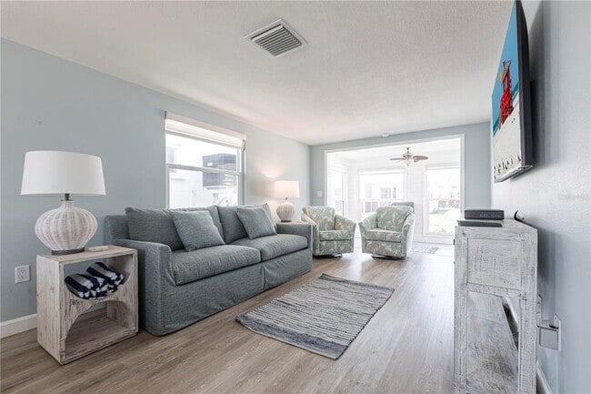 Foto del edificio - 6020 Midnight Pass Rd