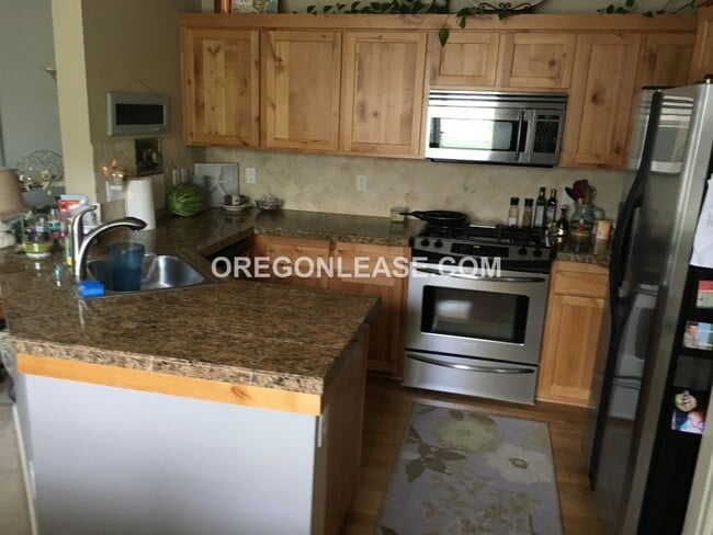 Building Photo - 3 bed 2.5 bath townhome in North Eugene
