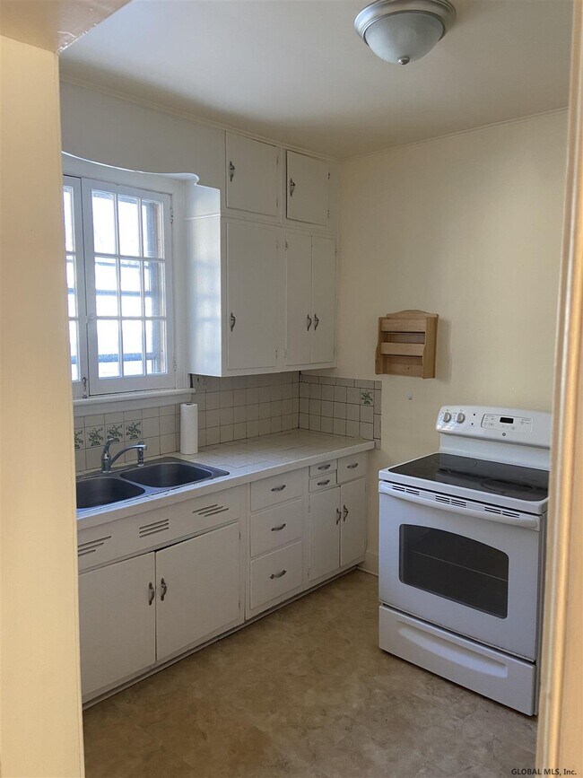 24 Hudson St Unit 2, Mechanicville, NY 12118 Room for Rent in