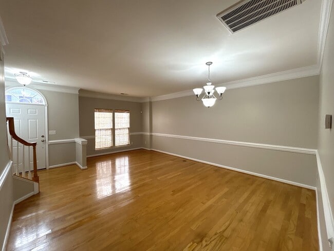 Building Photo - Spacious, gorgeous 3 BR 2.5 BA townhome in...