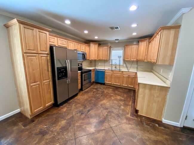 Building Photo - Stylish 3-Bedroom Off Ryan Street – Ready ...