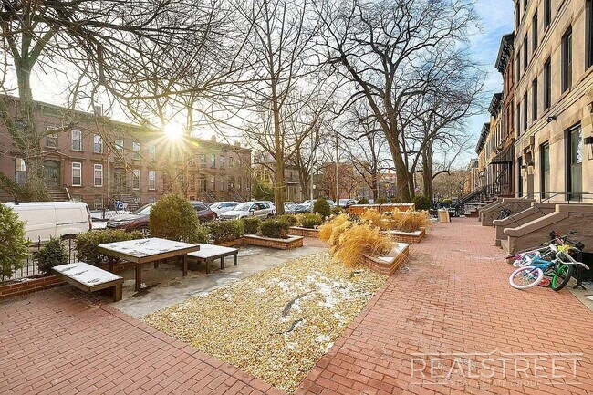 Foto del edificio - 3rd Place