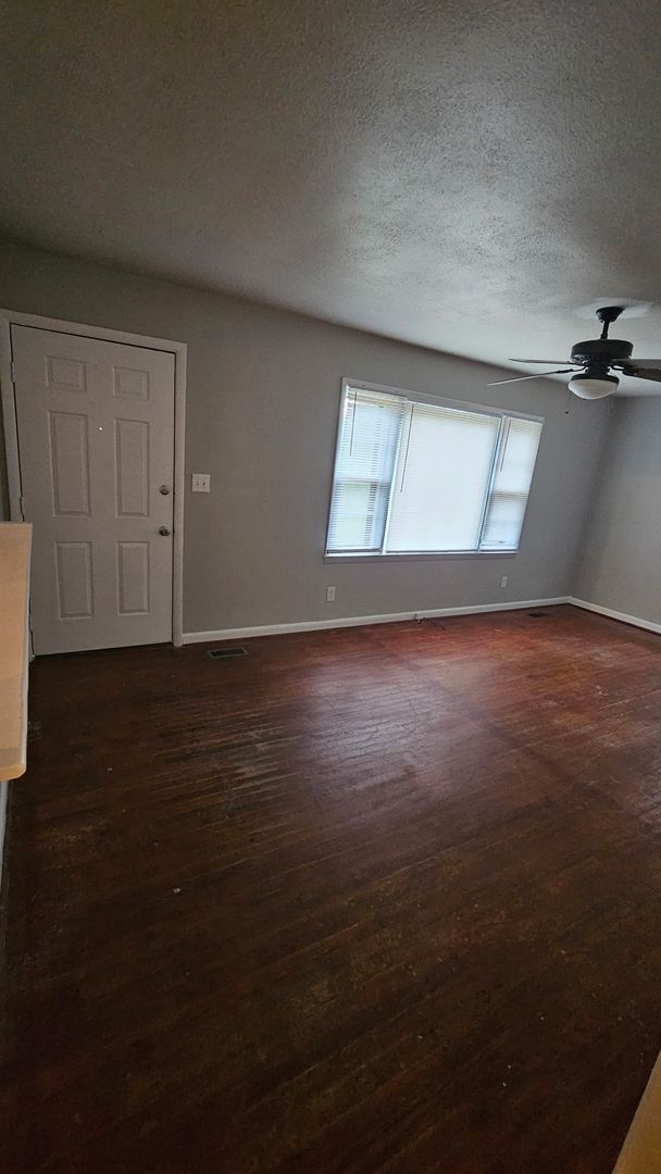 Foto del edificio - 3 bedroom, 1 bathroom home on 1/2 acre lot with storage