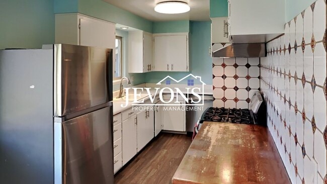 Building Photo - Enjoy this spacious 4-bedroom home near Pa...
