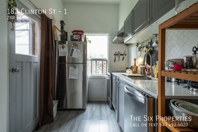 Photo du bâtiment - Renovated 2 Bedroom Main Floor Apartment