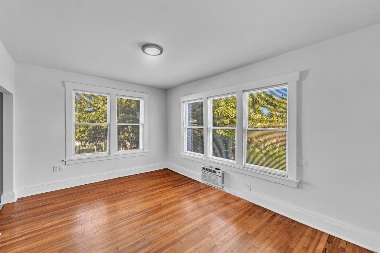 Foto principal - 529 NE 66th St
