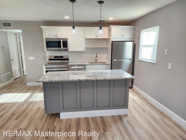Building Photo - 1 br, 1.5 bath House - 10 Lake Vista Trail...