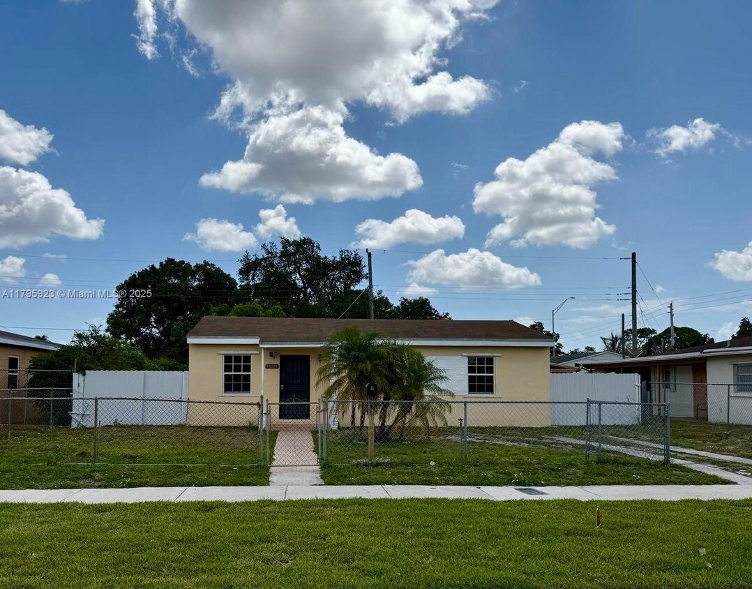 Foto principal - 15111 NW 32nd Ave