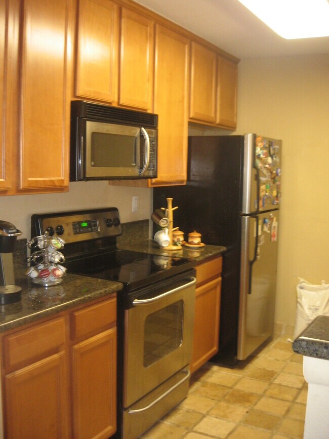 Building Photo - 7130 Shoreline Dr