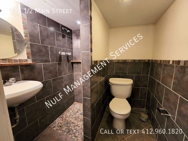 Building Photo - 4213 1/2 Main Street-