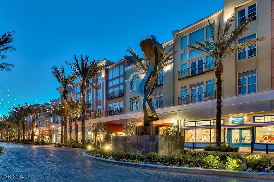 Foto principal - 2240 Village Walk Dr