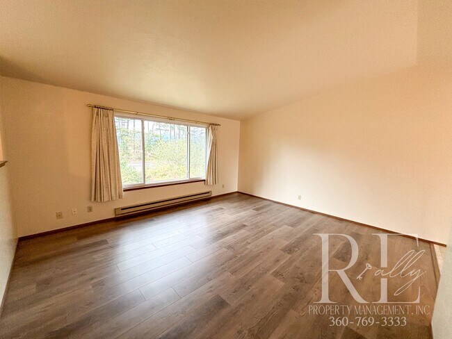 Foto del edificio - Charming 2-Story Duplex in Silverdale