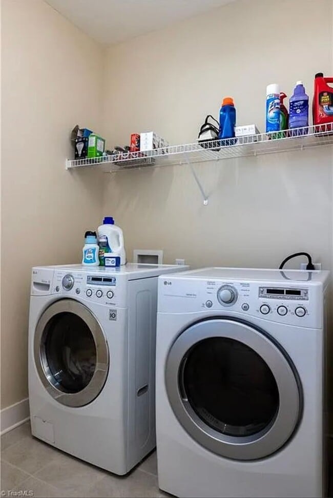 Foto del edificio - Beautiful 3Bed/2.5Bath Townhome located in...