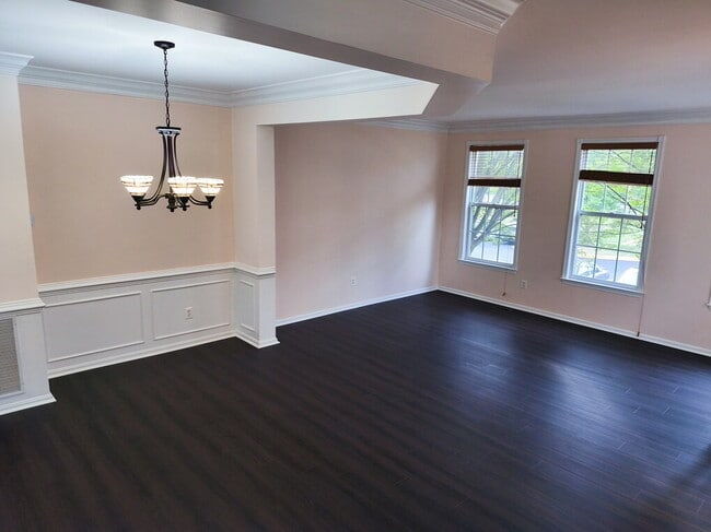 Building Photo - Exceptional End-Unit Townhome with Expansi...