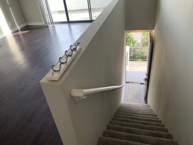 Entry way - 1527 Veteran Ave