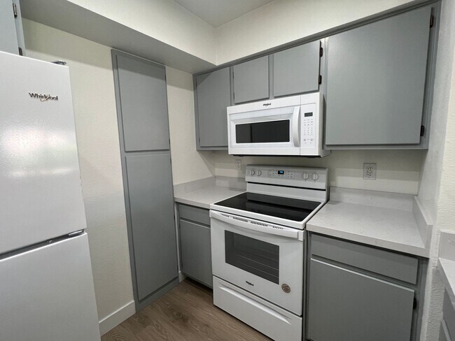 Foto del edificio - Beautifully Upgraded 2 Br 2 Ba Condo MOVE ...