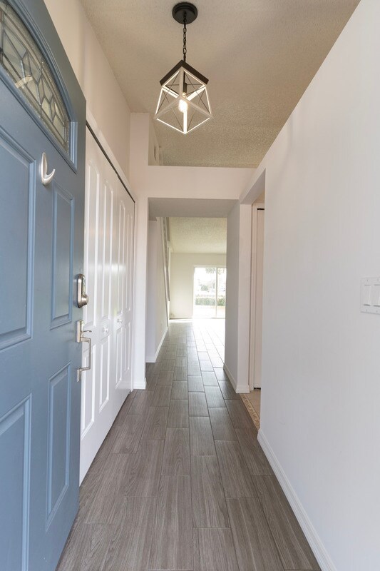 Foto del edificio - 756 Aquatic Dr