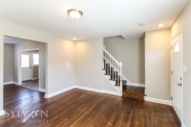 Building Photo - 3 BR, 2 BA townhome is ready for you