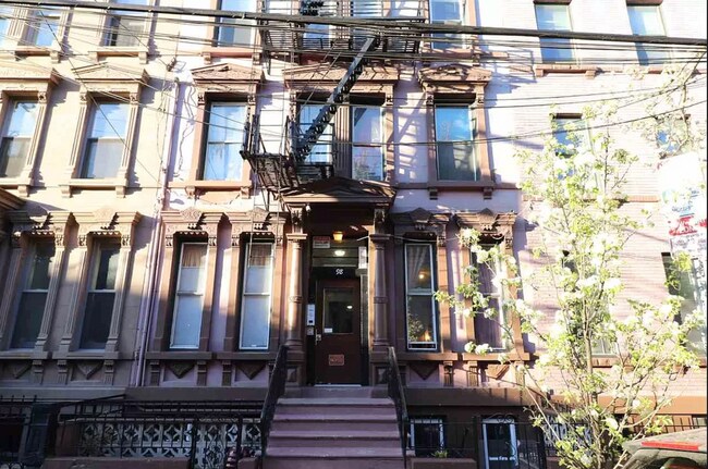 Building Photo - 98 Wayne St
