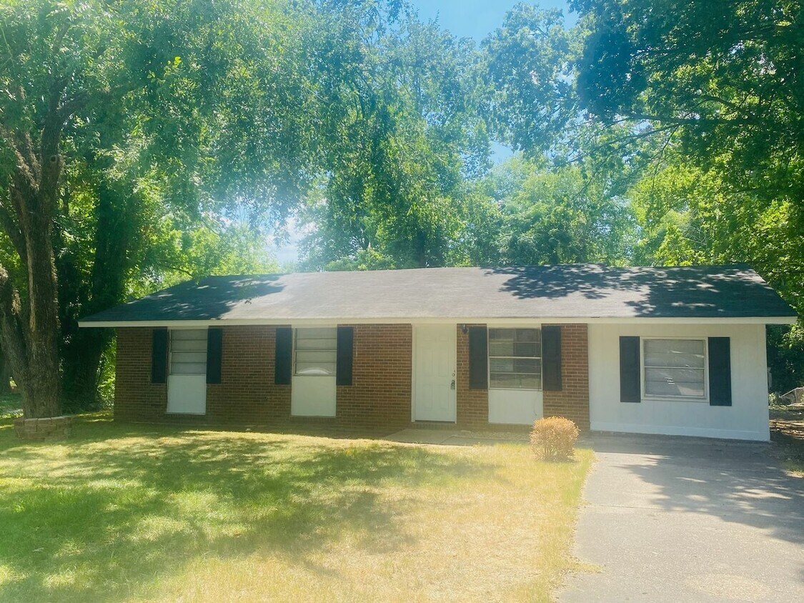 Primary Photo - Coming Soon! Spacious 3 Bedroom 1 Bath!