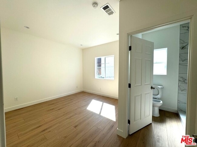 Foto del edificio - 1220 W 25th St