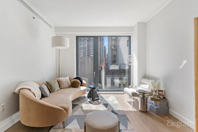 Building Photo - 500 W 45th St
