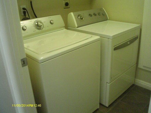 Building Photo - 1391 Camelot Dr