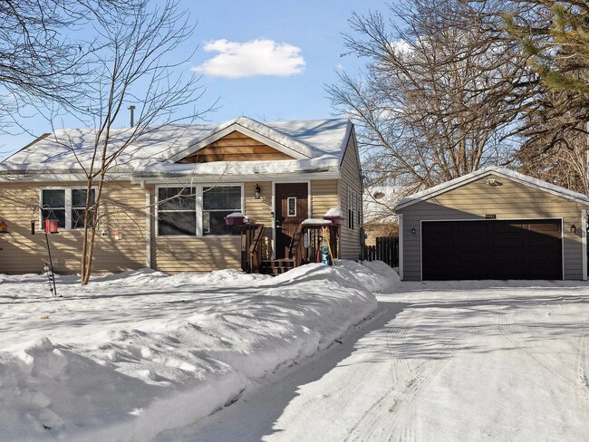 Foto del edificio - Updated 3 Bed | 1 Bath W/ Private Fenced Y...