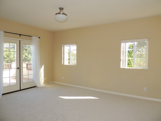 Building Photo - 1205 Huntington Dr