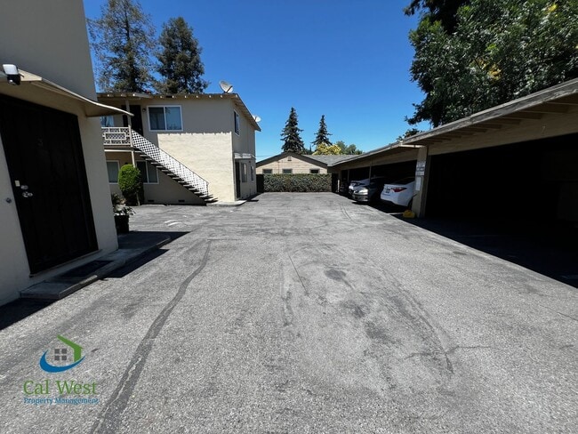 Building Photo - $1995 - Cozy 1/1 located near the Rose Garden