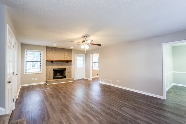 Foto del edificio - 3055 Sumit Wood Dr NW