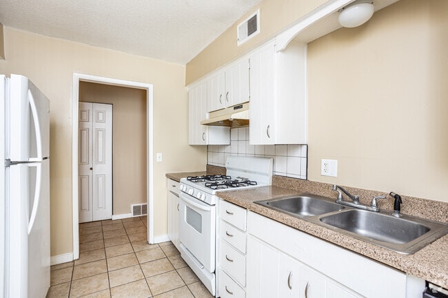 3BR, 2BA - 1300 SF - Overland at Merriam