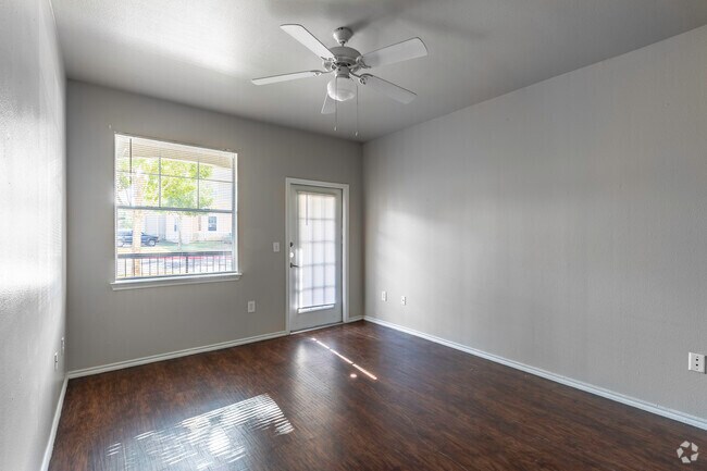 3 habitaciones, 2 baños, 1100 pies cuadrados - Rosemont at Laredo Vista- Income Restricted