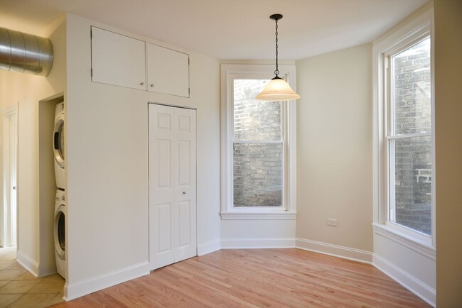 Building Photo - 1343 N Wells St